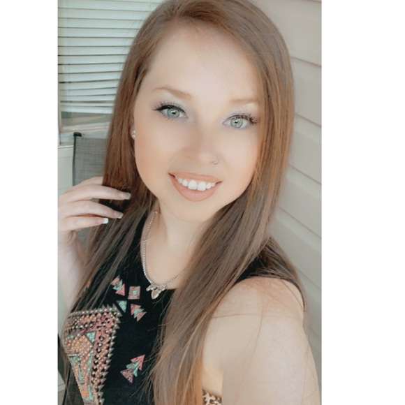 COPY - Meet your Posher, Cassie - Picture 2 of 5